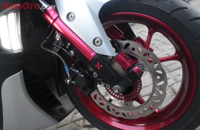 Kaki-kaki Yamaha All New NMAX berkelir merah, dengan sokbreker KTC Kytaco dan repaint pelek merah