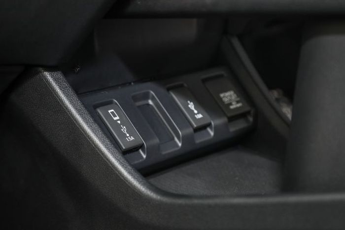 Dua buah USB port ekstra di konsol tengah