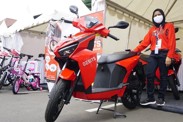 Ilustrasi pameran sepeda dan motor listrik di Stasiun Gambir