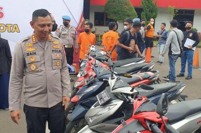 Kombes Pol Zain Dwi Nugroho menunjukan sejumlah motor hasil curian komplotan maling motor kawasan Tangerang Raya.