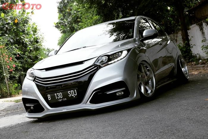 Honda HR-V pakai body kit custom dan air suspension