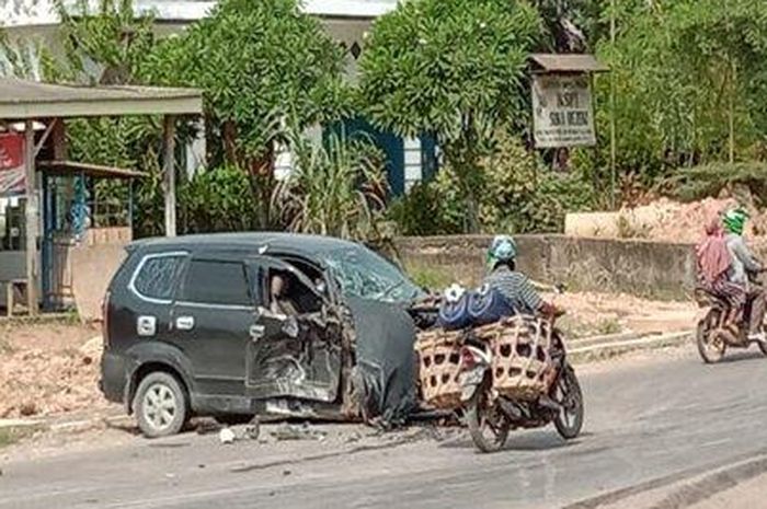 Toyota Avnza yang ditabrak truk LPG di Sungai Lilin, Musi Banyuasin, Sumatera Selatan
