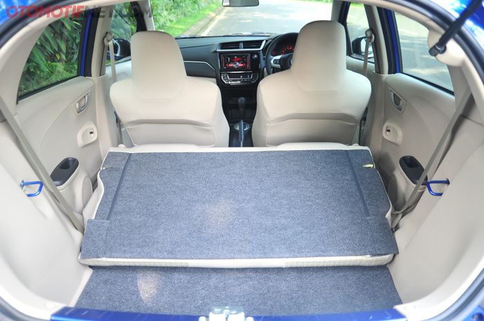 Buka dan sandarkan ke depan jok belakang, agar lebih leluasa untuk buka cover dinding plastik belakang di bagasi Brio Satya