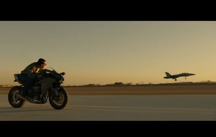 Scene saat Tom Cruise memacu Ninja H2 di samping pesawat jet