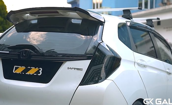 Beberapa aksesori berkelas menempel di modifikasi Honda Jazz GK5 ini