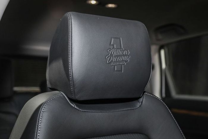 Headrest dengan embos 1 juta impian