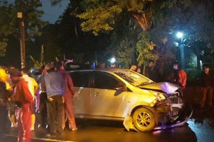Toyota Calya terlibat benturan keras dengan Yamaha V-Ixion hingga pengendara mental ke atas atap di Penumping, Laweyan, Solo, Jateng