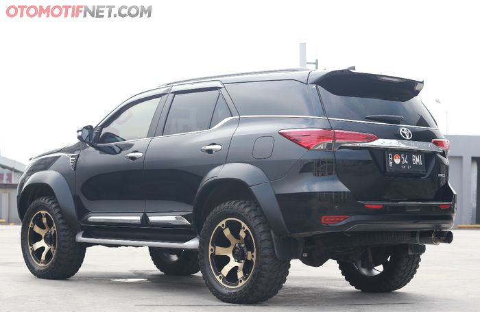 Overfender yang tebal dan lebar mesti diantisipasi dengan pelek dengan offset pas dan body lift di All New Toyota Fortuner