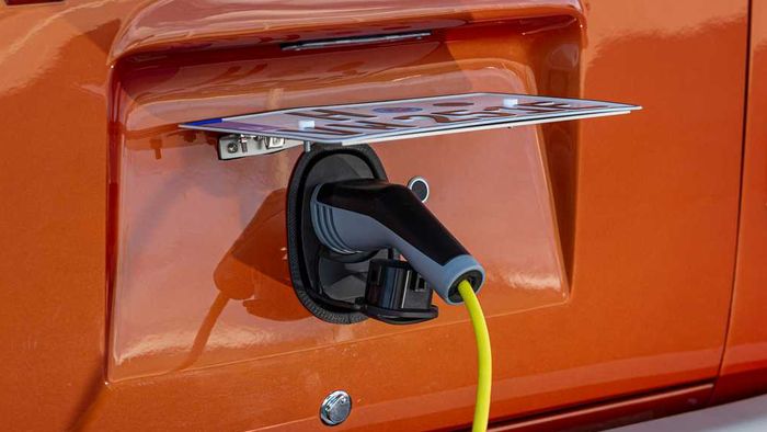 tempat charging pada ruang mesin di bagian belakang 