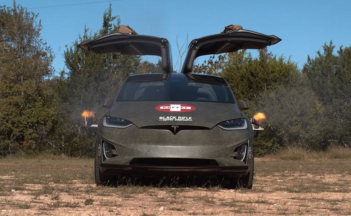 Modifikasi Tesla Model X rantis dilengkapi senjata serbu tipe M61 Vulcan