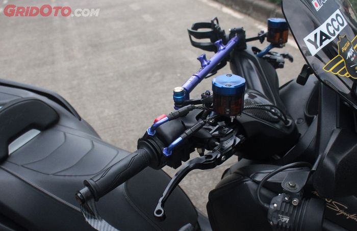 Sepasang master rem KTC Kytaco terpasang apik pada kokpit Yamaha XMAX