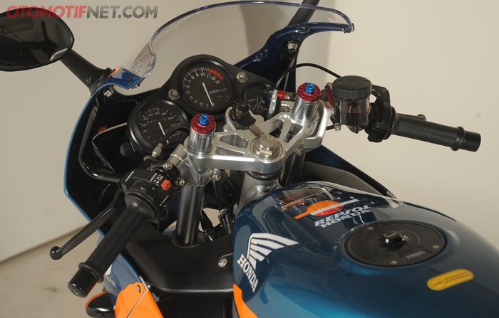 Triple three atau segitiga dari Tyga terbuat dari aluminum menggantikan bawaan motor