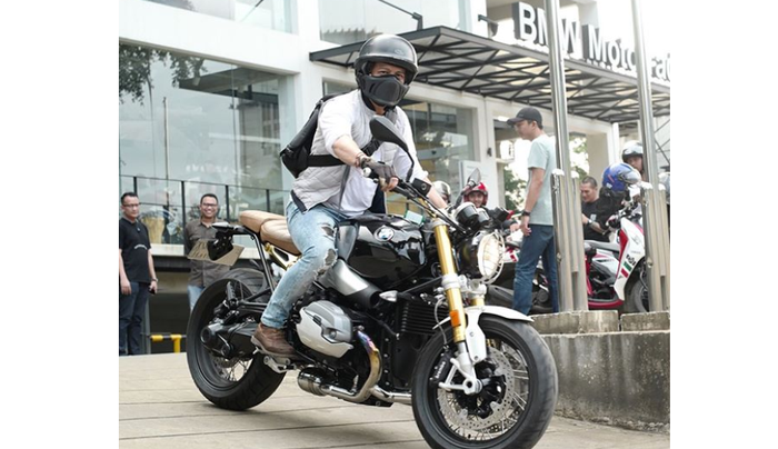 Penampilan Ariel Noah saat menunggangi motor BMW miliknya.