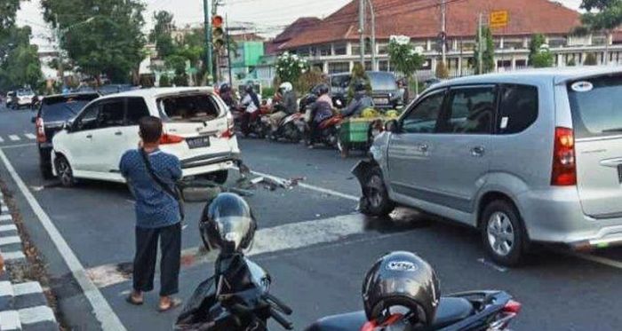 Kecelakaan beruntun di traffic light depan alun-alun Sasono Langen Putro, Sragen, Jawa Tengah