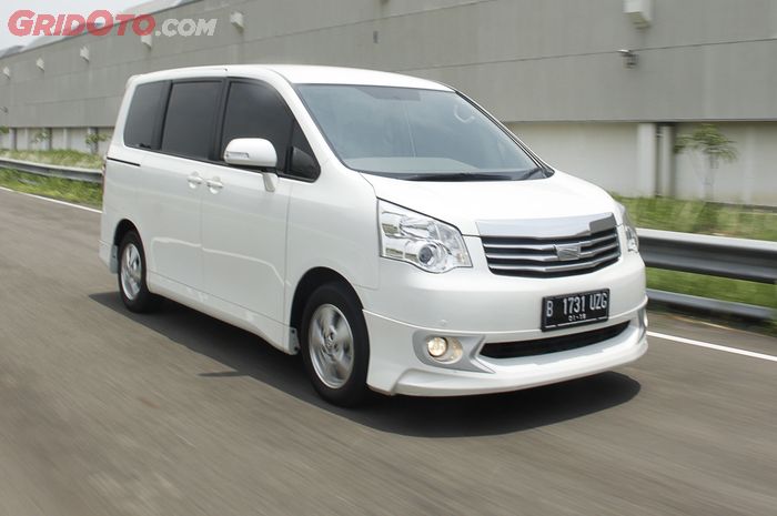 Tampilan Toyota Nav1 tampil menarik dan mewah dengan fitur pintu geser