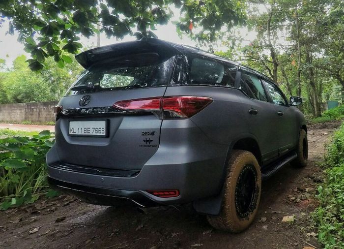 Modifikasi Toyota Fortuner pakai pelek Black Rhino dan ban Yokohama Geolander