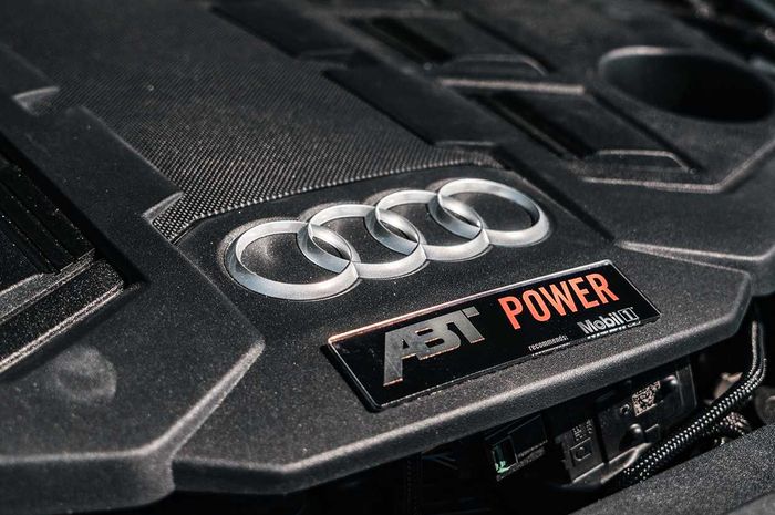 Logo empat cincin di mesin Audi A6 Allroad 