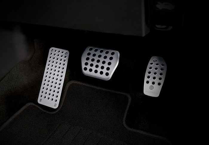 Kabin modifikasi Nissan Almera Tomei juga menerima aksesori pemanis