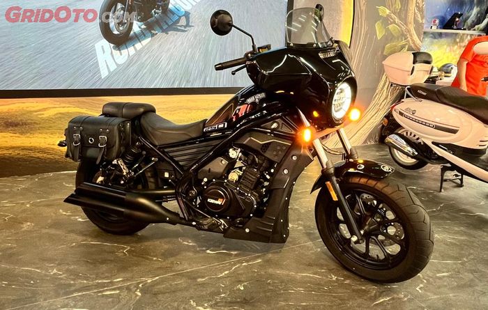 Keeway Road Falcon punya fitur speaker Bluetooth.