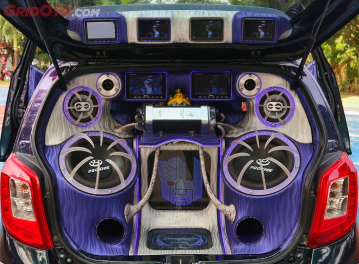 Audio mengaplikasikan SQL 3 way dengan 2 unit subwoofer