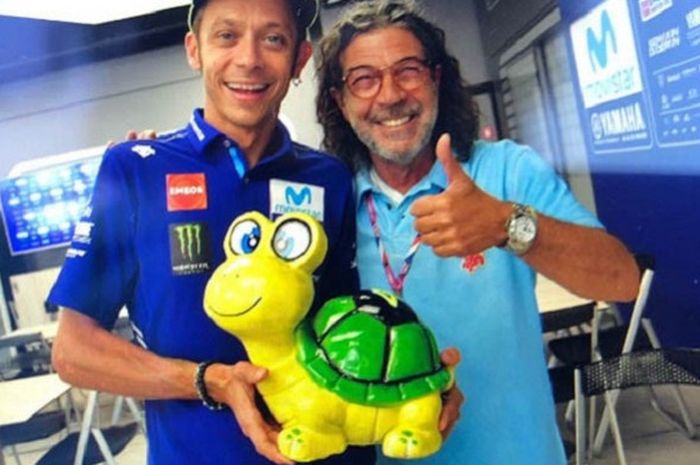 Valentino Rossi mendapatkan hadiah patung kura-kura dari penggemarnya.