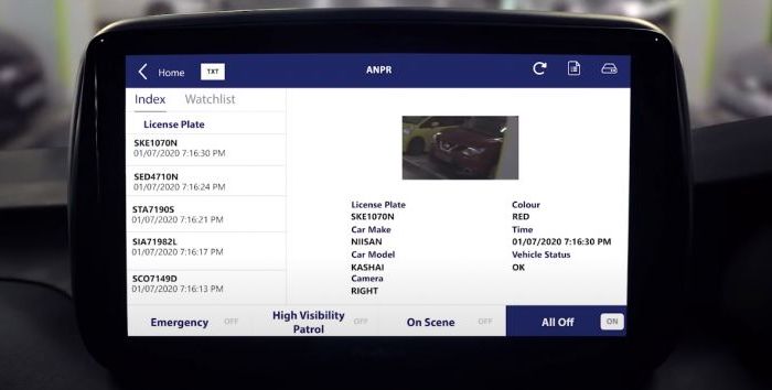 Pemindai otomatif menampilkan informasi di layar dasbor