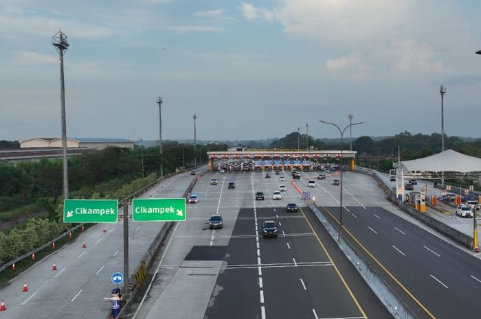 Ilustrasi. Gerbang Tol Cikampek Utama  diserbu kendaraan yang meninggalkan Jabodetabek selama periode libur Jumat Agung 2023.