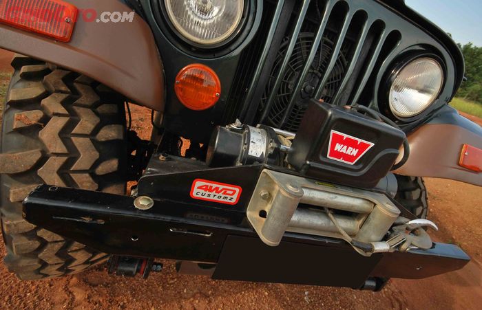  Winch Warn XD9000 dipasang pada Jeep CJ-6 ini 