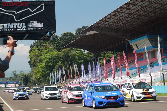 Puluhan peserta di pembukaan HJBSC di sirkuit Sentul, Jabar (7/4).