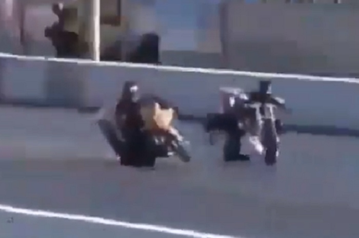 Pembalap Drag Bertabrakan