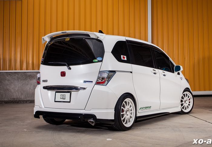 Modifikasi Honda Freed tampil kece pakai part bodi copotan varian hybrid