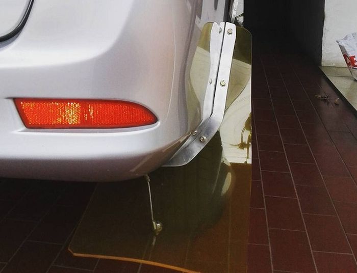Bila ingin mengaplikasi mudflap seperti mobil rally asli model bracket, butuh kocek di sekitar Rp 1,4 juta