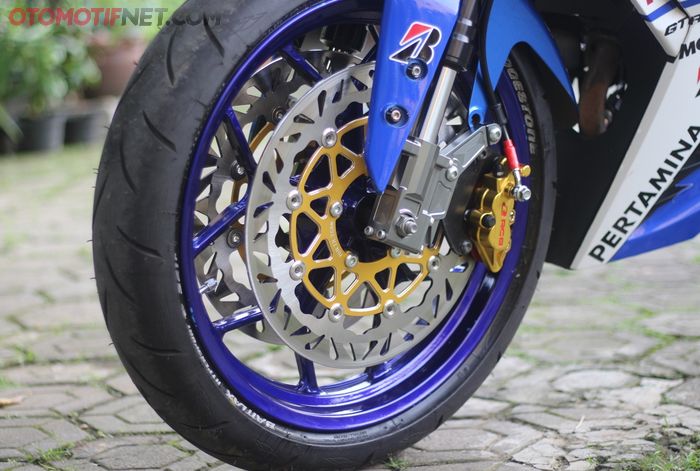 Upside down NUI Racing ditemani dua buah disc brake dari PSM dan kaliper RCB 2 piston di Honda Supa GTR 150