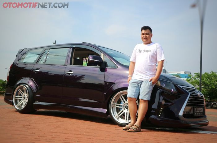 Alvin Iskandar berpose bersama Toyota Kijang Innova bermuka Lexus