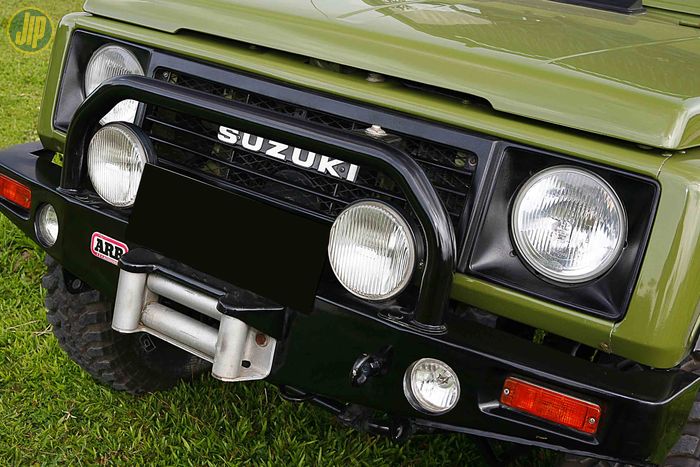 Bumper depan Suzuki Jimny Sierra ini ditukar bemper custom, grill dipasangi milik Suzuki Katana DX. 