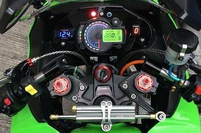 Instrumen digital aftermarket di Kawasaki Ninja 250R