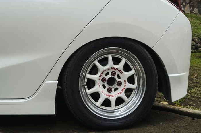 ILUSTRASI Pelek lansiran Sprint Hart CP ring 15 inci berkelir putih