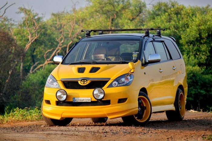 Modifikasi Toyota Kijang Innova lama yang datang dari India