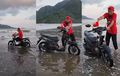 Enggak Takut Rangka eSAF Keropos, Selebgram Trenggalek Bikin Konten Honda BeAT Mandi Pakai Air Laut