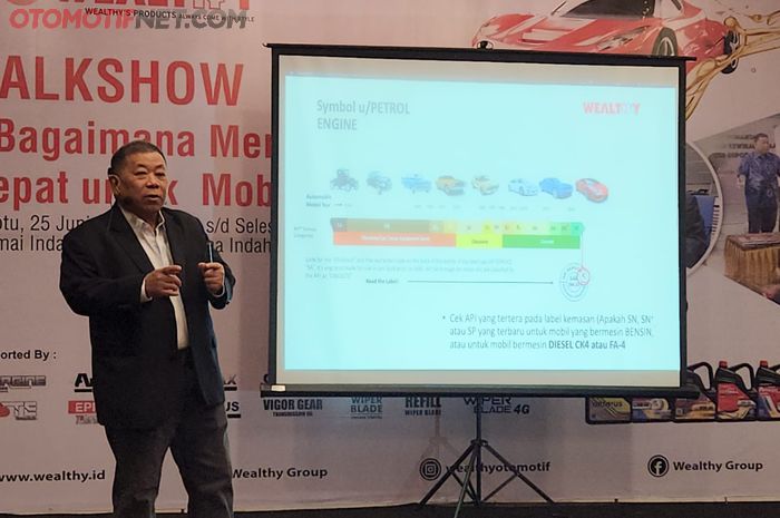Arief Hidayat, Founder &amp; CEO Wealthy Group tengah menjelaskan soal  oli mesin berkualitas pada peserta Talkshow di Damai Indah Golf Pantai Indah Kapuk, Jakarta (25/6/2022)