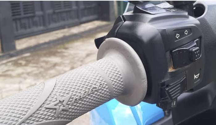 Saklar kiri milik Pulsar menempel di Yamaha NMAX 