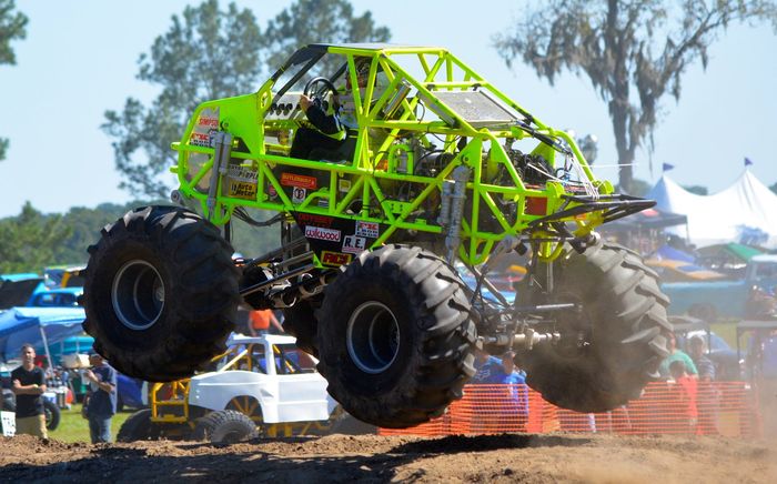 Untuk safety dapat sertifikasi dari American Monster Truck Association.