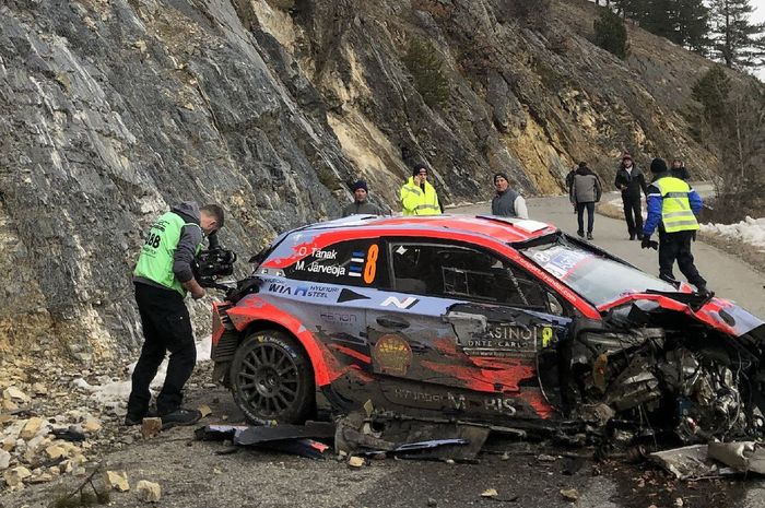 Kondisi mobil Hyundai i20 milik Ott Tanak yang kecelakaan pada reli Monte Carlo hari Jumat (24/2/2020)