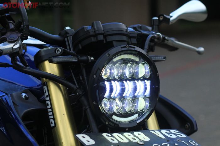 Lampu utama CB150R yang masih bohlam biasa ganti pakai Daymaker 7 inci, jadi terlihat modern