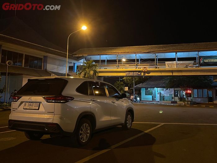 Toyota Kijang Innova Zenix Hybrid saat mengantre di Pelabuhan Ketapang.