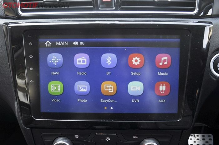 Head unit dengan layar sentuh 10 inci canggih dengan fitur lengkap