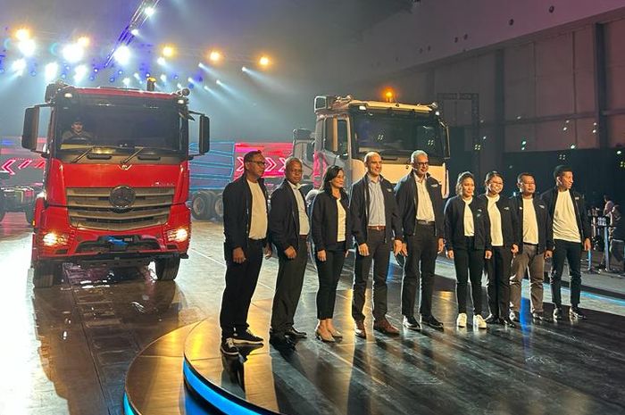 Mercedes-Benz Actros dan Arocs Euro 5, mengusung heavy duty engine platform dengan 6 inline cylinder