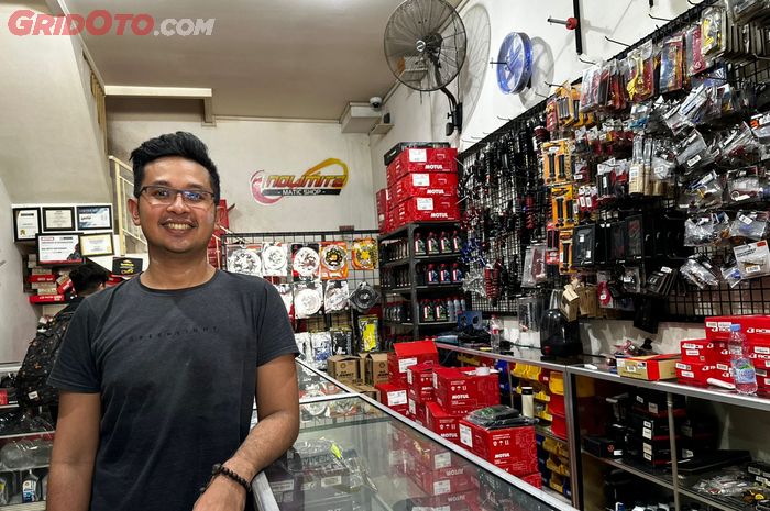 Galih Satrio (Rio) owners Nolimitz Matic Shop, 