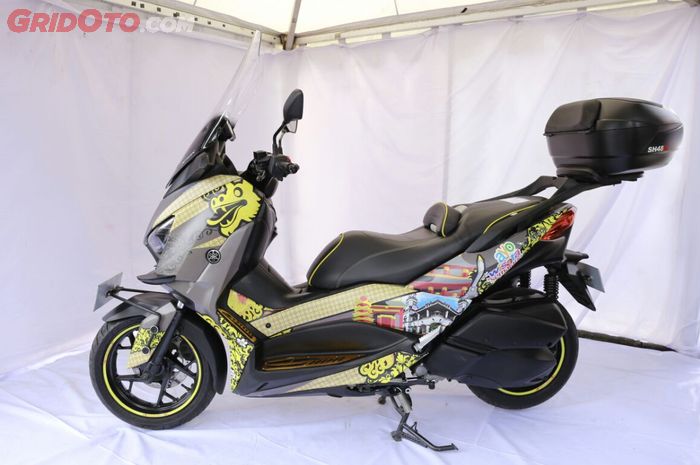 peserta Customaxi Yamaha Semarang pakai stiker ajakan wisata