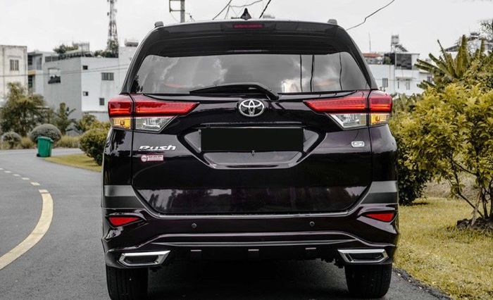 Tampilan belakang modifikasi Toyota Rush dibikin lebih kekar dan sporty